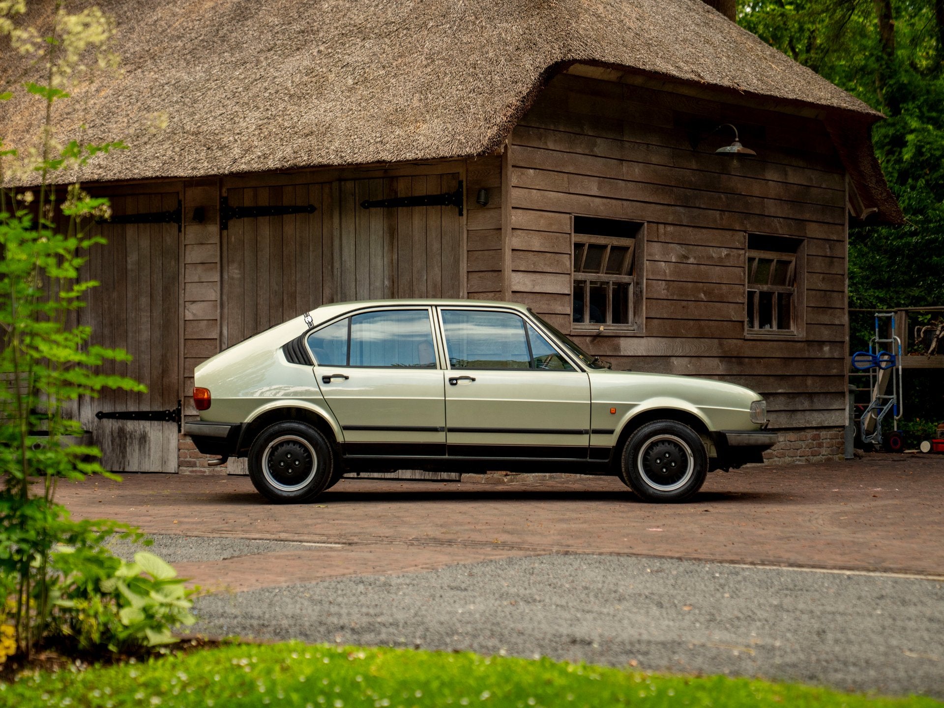 Alfa Romeo Alfasud 1.5 Quadrifoglio Oro (bj 1983), Auto's, Oldtimers, Voorwielaandrijving, Beige, 1490 cc, Bedrijf
