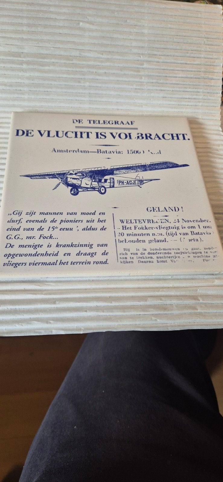 Uniek tegeltje: Fokker A-dam-Batavia vlucht (De Telegraaf, Ophalen of Verzenden