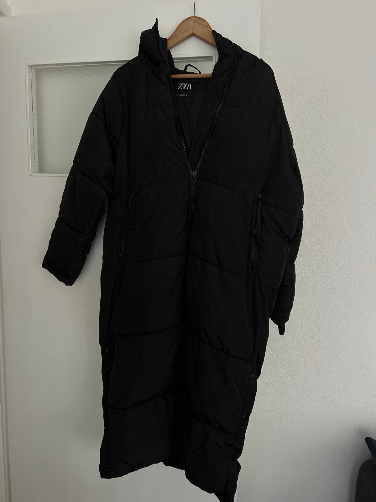 Zwarte lange gewatteerde jas van Zara, maat M, Kleding | Dames, Ophalen of Verzenden, Zo goed als nieuw, Maat 38/40 (M), Zwart