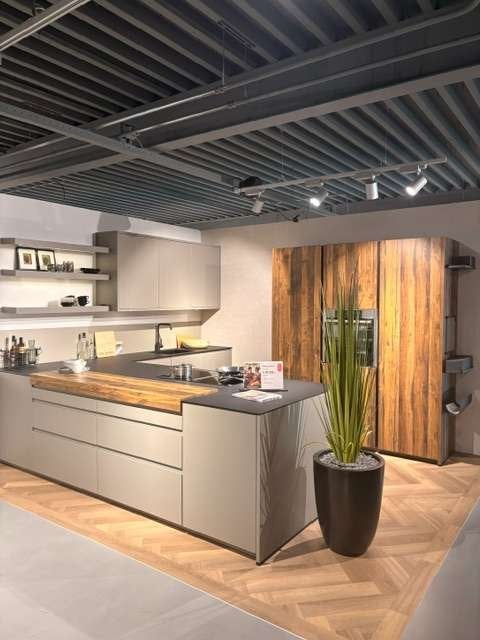 Showroom keuken U opstelling met eiland, Ophalen, U-keuken, Nieuw, Info@schueller.de