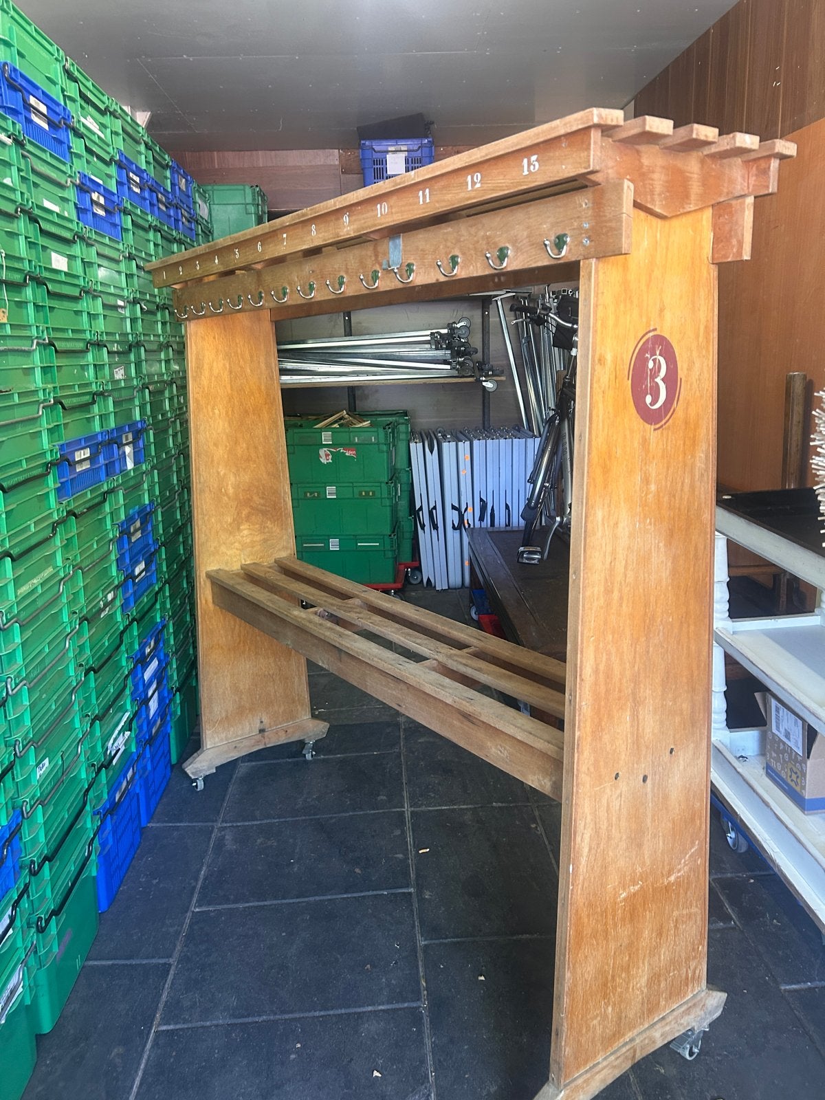 Vintage houten garderobe rek op wielen, Ophalen, Gebruikt, Staande kapstok, 150 tot 200 cm