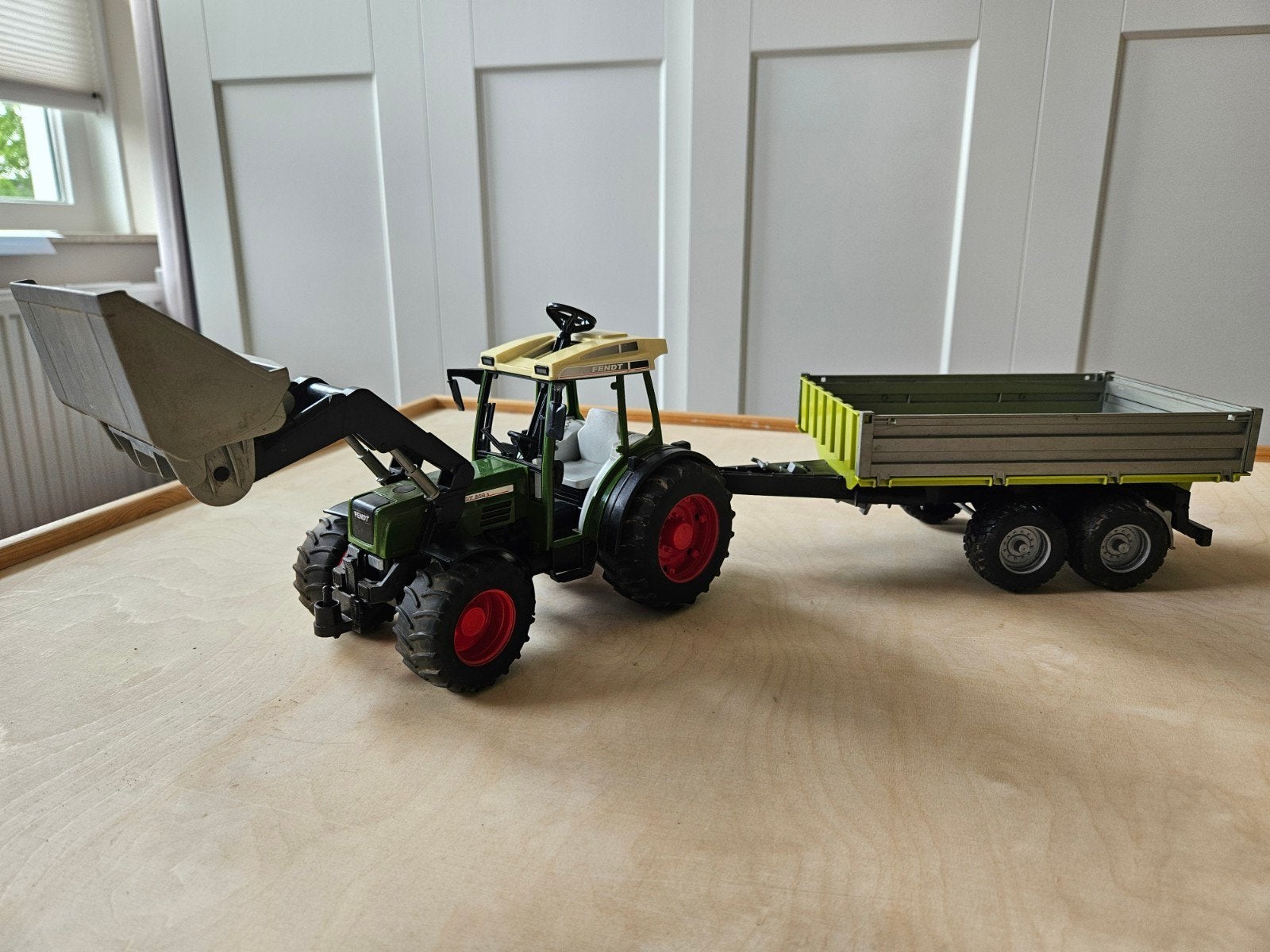 Bruder endt tractor met voorlader en aanhanger, Ophalen, Gebruikt