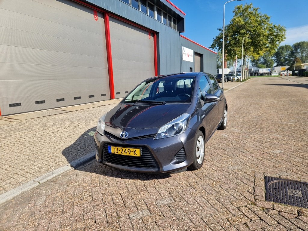 Toyota Yaris 1.5 full hybrid/nap/climate/nwe apk (bj 2013), Auto's, Automaat, Euro 5, Gebruikt, 4 cilinders