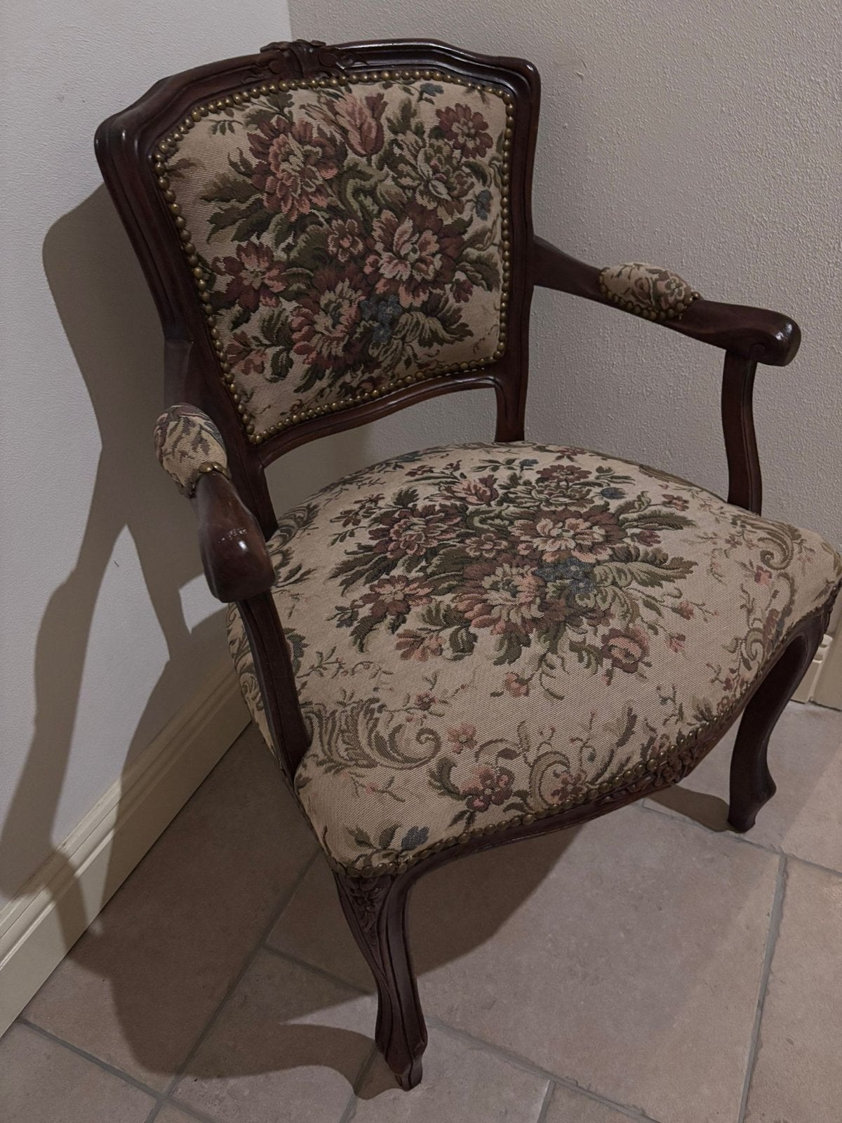 Antieke fauteuil met bloemenpatroon, Ophalen