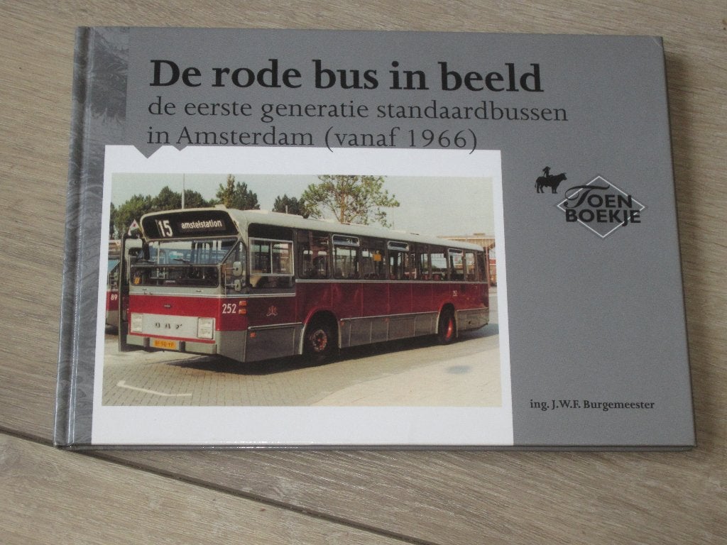 De rode bus in beeld in Amsterdam (vanaf 1966)., Ophalen of Verzenden, Gelezen, Overige merken