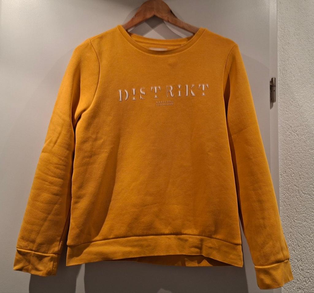 Distrikt Nørrebro trui geel/mosterd maat M, Kleding | Dames, Truien en Vesten, Maat 38/40 (M), Distrikt Nørrebro, Geel, Ophalen of Verzenden