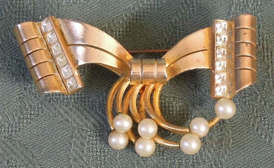 Nr J175: Goudkleurige broche met parels, Tweedehands onbekend, Overige materialen, 4 tot 7 cm, Met parel