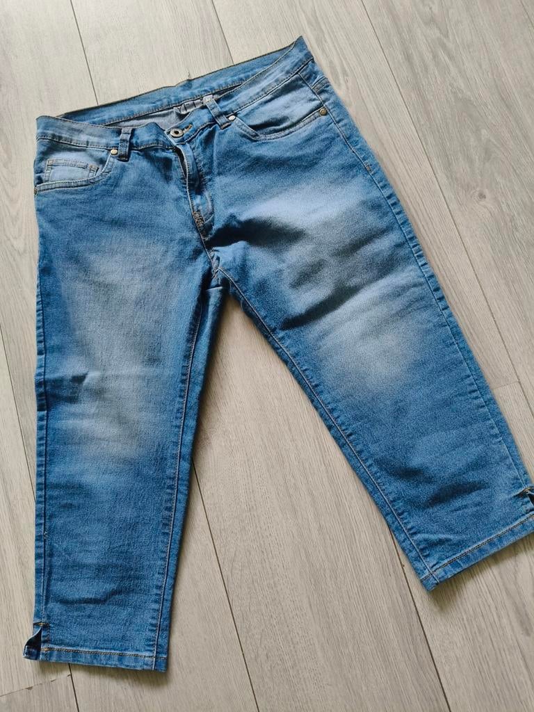 Capri broek YFT. M.  Z.g.a.n., Ophalen of Verzenden, Zo goed als nieuw, Blauw, Driekwart