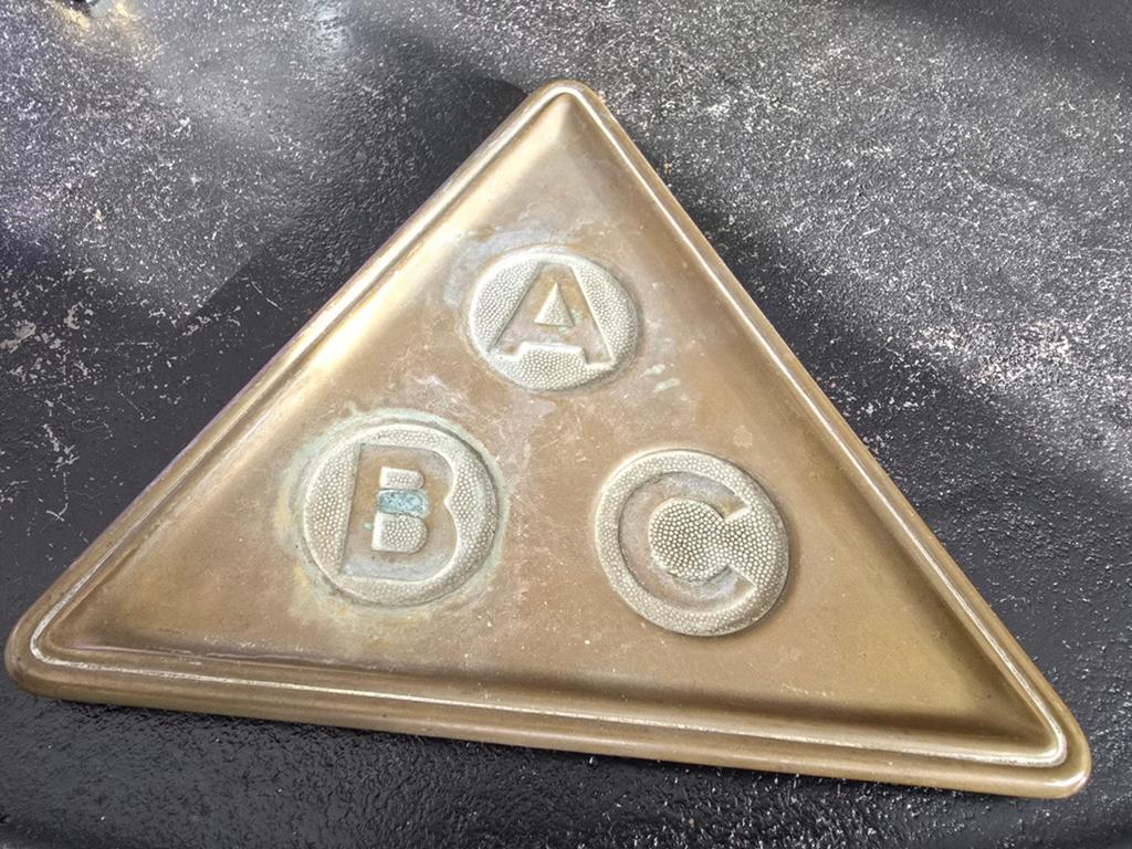 Antiek driehoekig bronzen bord / dienblad met reliëfletters, Ophalen of Verzenden, Brons