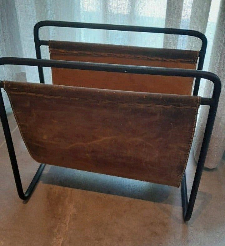 Vintage krantenbak van leer en metaal, Zo goed als nieuw, Leer, Krantenbak, Vintage