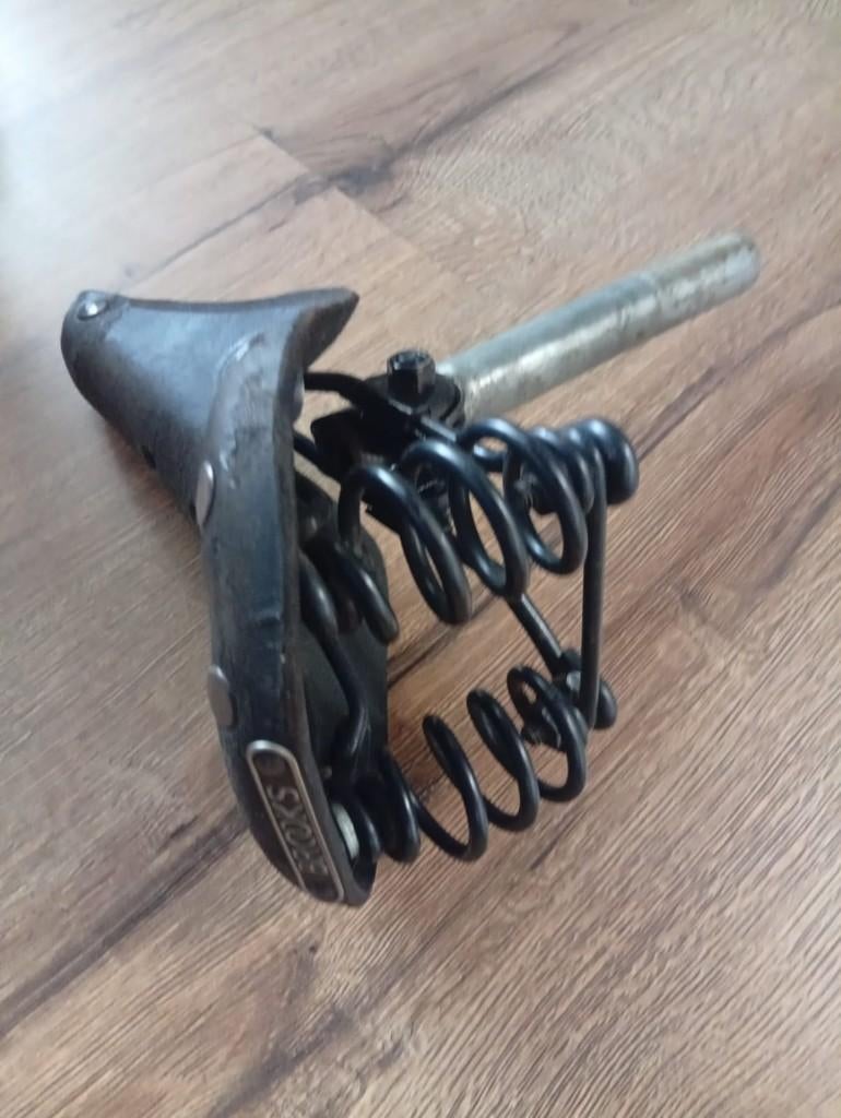 Twee vintage fietszadels, Ophalen of Verzenden, Gebruikt, Leer