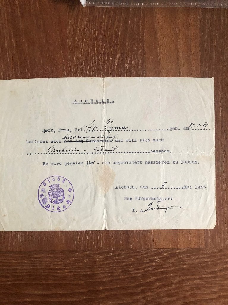 Raadsels. Ausweis  Aichach,  7 Mei 1945 verstrekt aan mevr?, Ophalen of Verzenden, Overige onderwerpen, Tweede Wereldoorlog, Gelezen