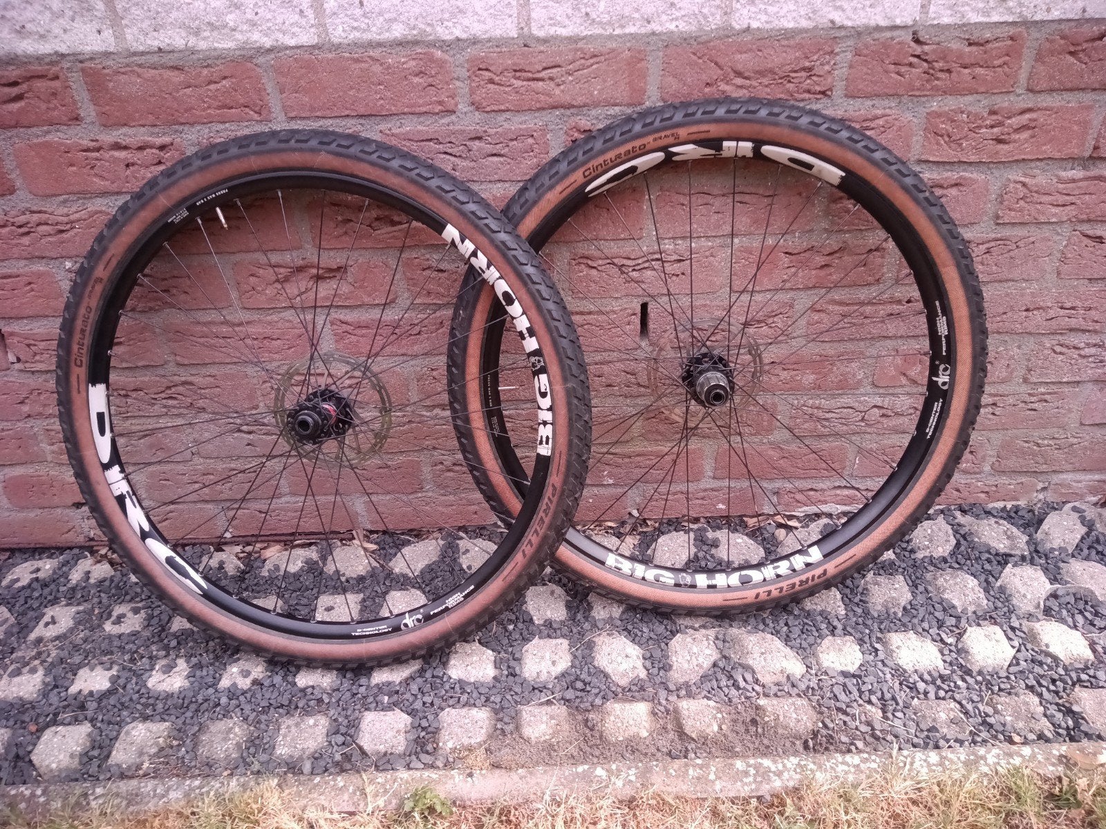 27,5 inch gravel wielset DRC Big Horn a-symetrisch, Fietsen en Brommers, Fietsonderdelen, Gebruikt, Gravelbike, Pirelli, Rubber