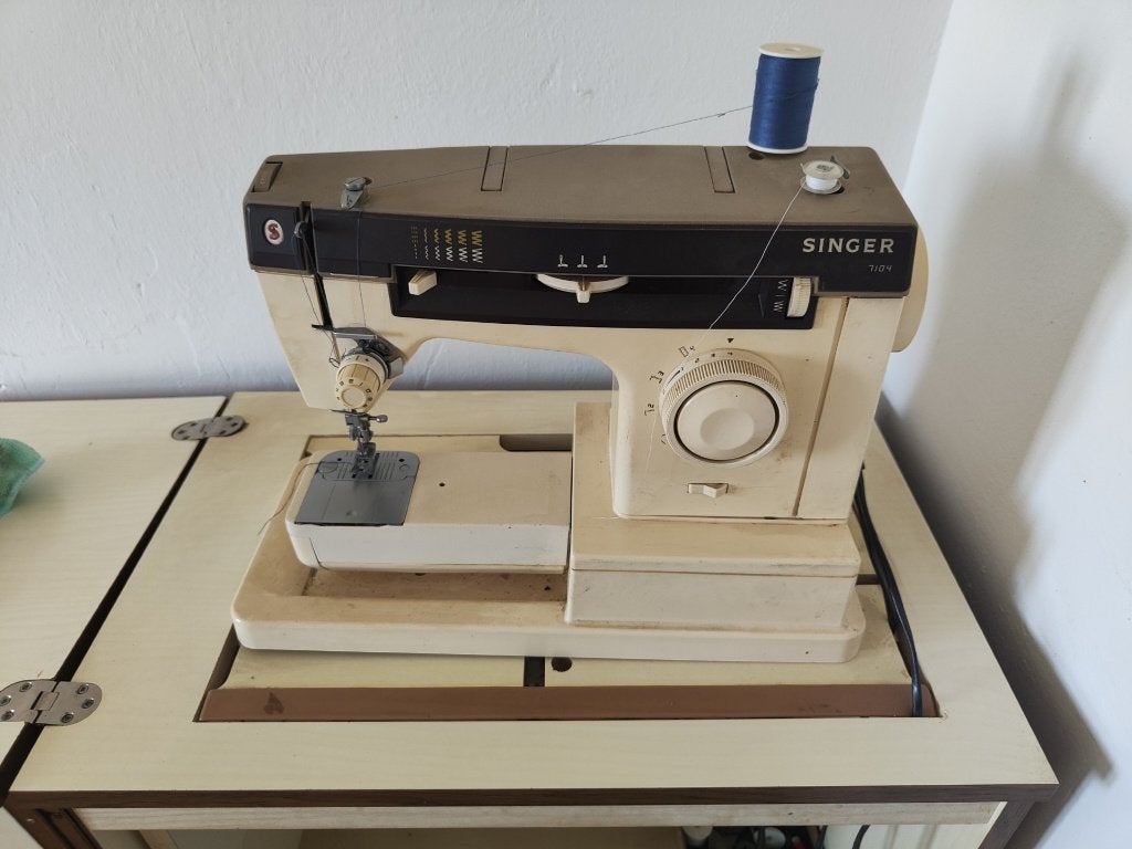 Singer 7104 naaimachine met naaitafel gratis, Antiek en Kunst, Antiek | Naaimachines, Ophalen