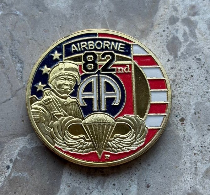 US Army 82nd airborne division coin, Ophalen of Verzenden, Landmacht, Amerika, Embleem of Badge
