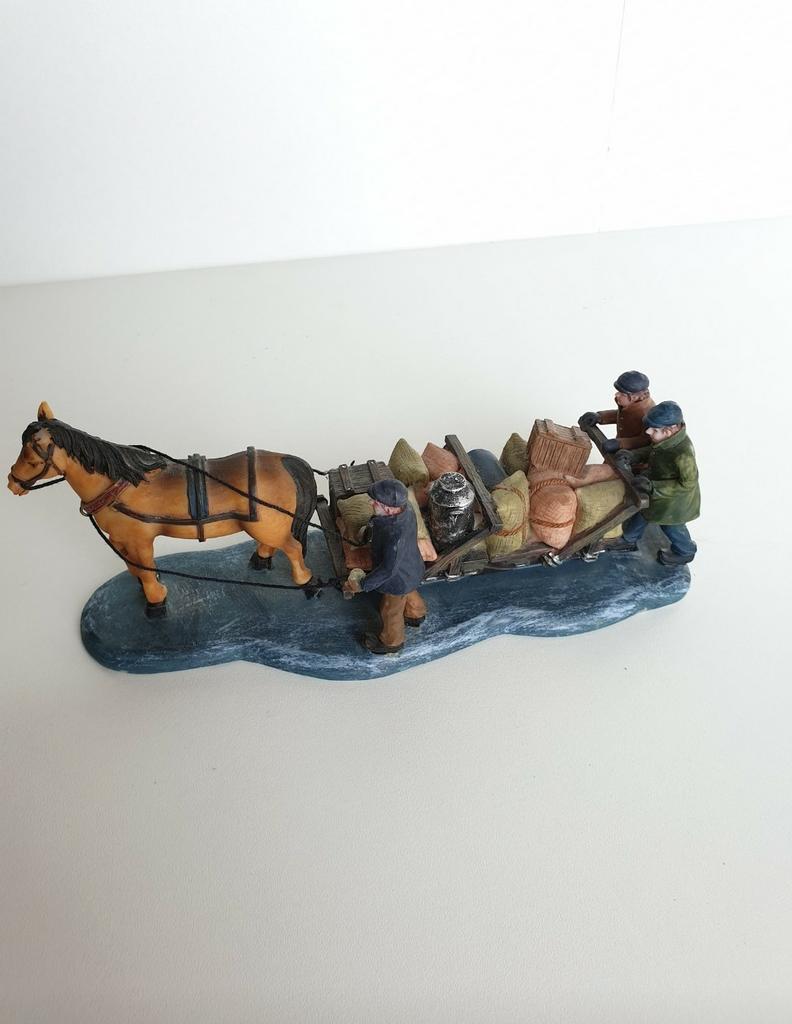 1477)Steen beeld paard trekt kar met 3 mannen, Verzamelen, Beelden en Beeldjes, Ophalen of Verzenden, Zo goed als nieuw, Dier