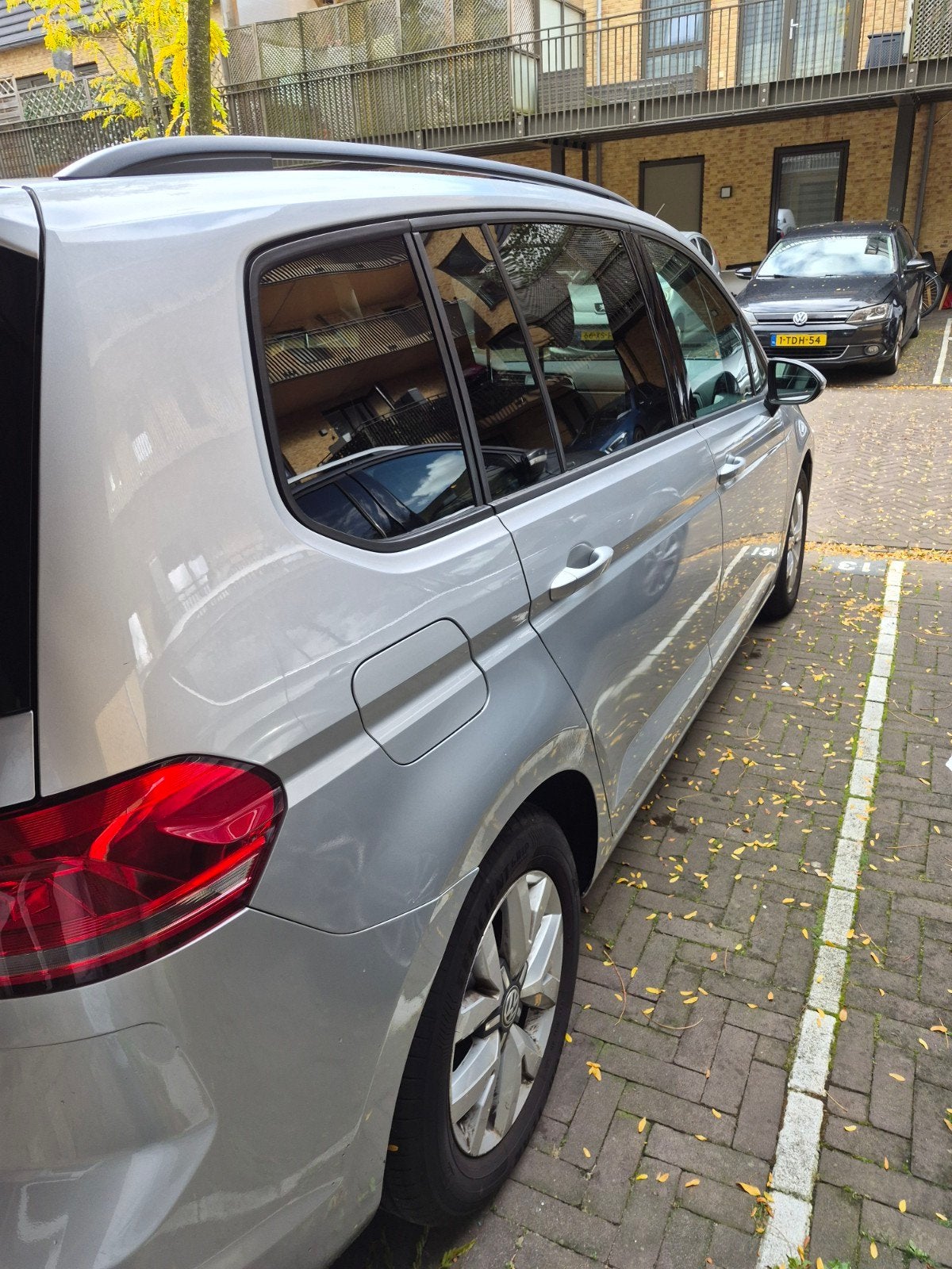 Volkswagen Touran 1.6 TDI 81KW/110PK 7-DSG 2016 Grijs, Auto's, 7 stoelen, Origineel Nederlands, 24 km/l, Diesel