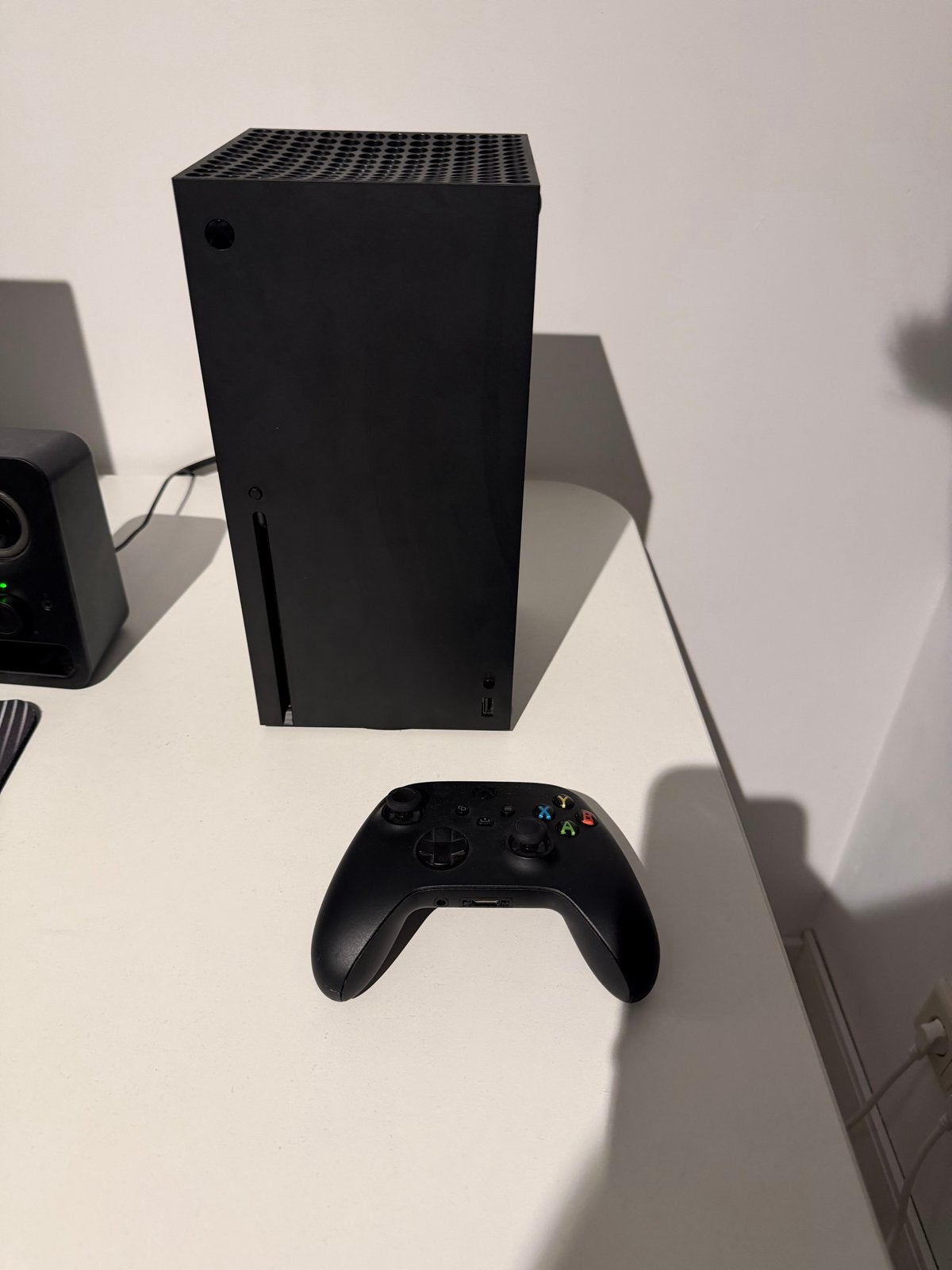 Xbox Series X met controller en F1 23 game