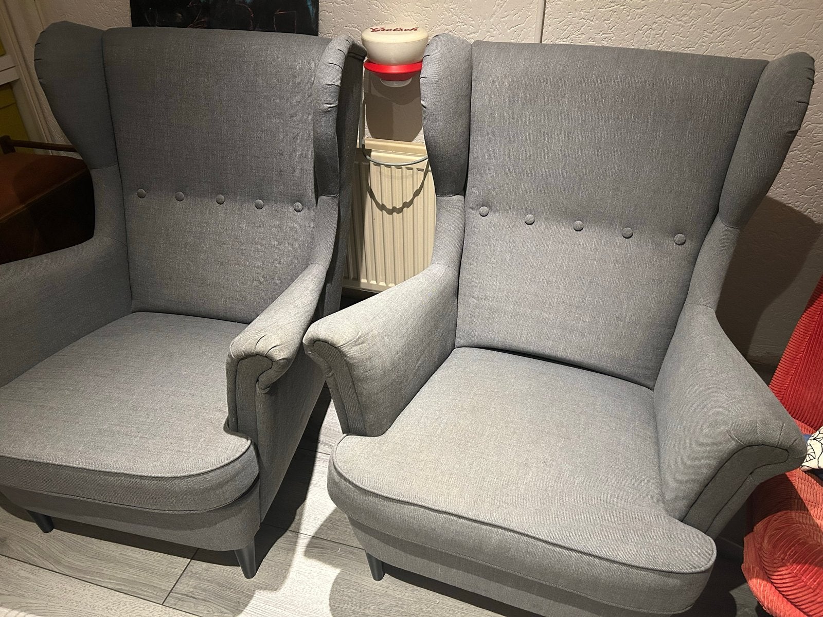 2x IKEA STRANDMON Oorfauteuil Nordvalla donkergrijs, Huis en Inrichting, Fauteuils, Ophalen, Zo goed als nieuw, Stof, 75 tot 100 cm