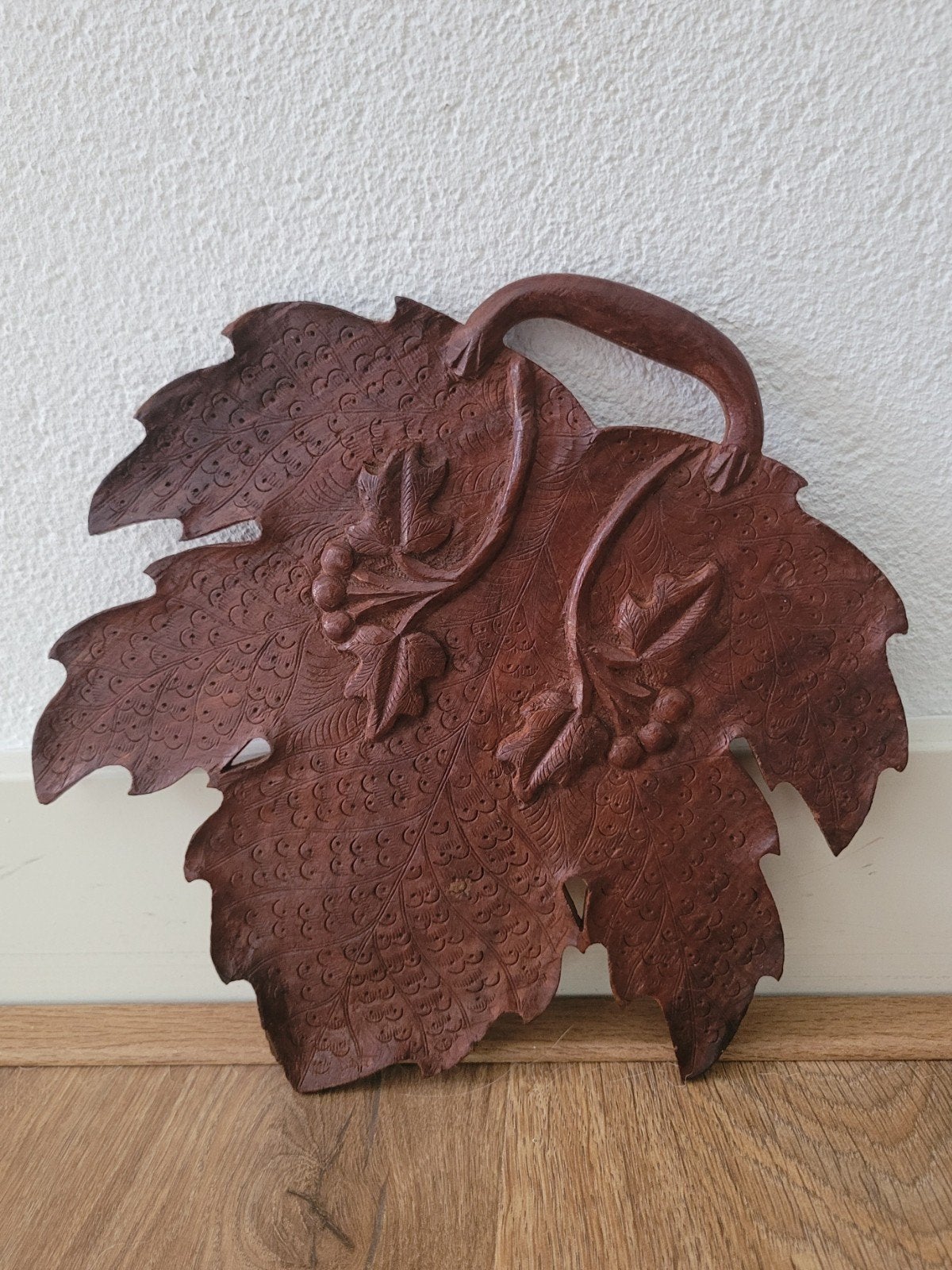 Houten serveerschaal met handvat en snijwerk van fruit, Ophalen of Verzenden
