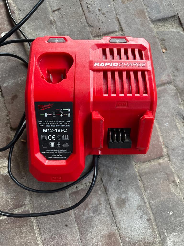Defecte Milwaukee M12-18FC Snellader, Ophalen of Verzenden, Gebruikt