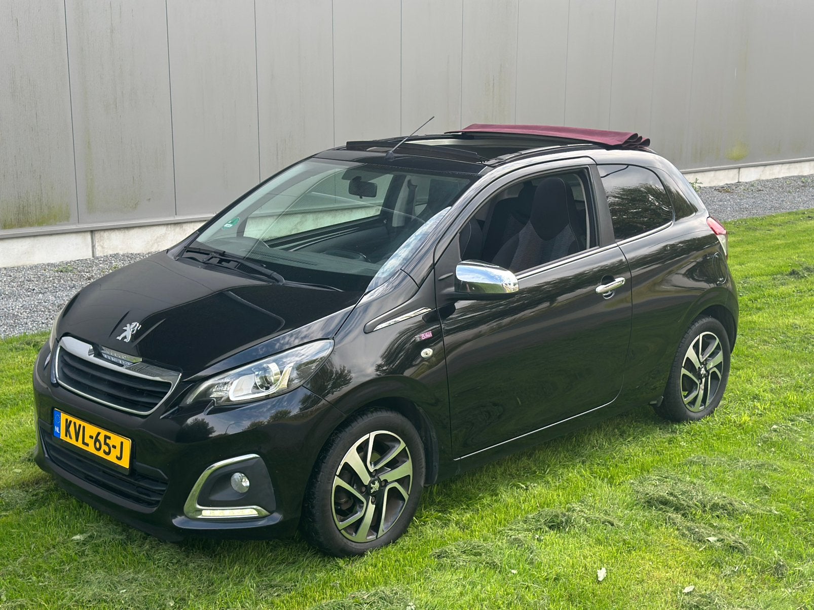 Peugeot 108 1.2 12V VTI 82PK Cabrio 2015 Zwart, Auto's, Voorwielaandrijving, Stof, Zwart, 1199 cc