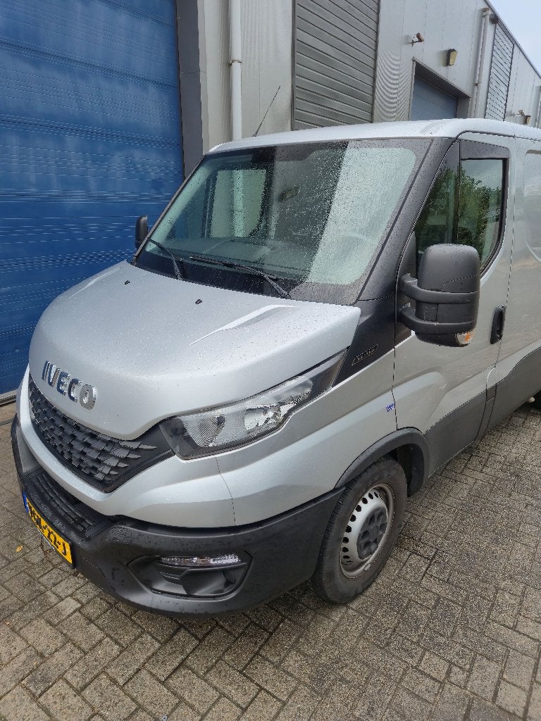 Iveco Daily 35S14 2.3D 100KW 2020 Grijs, Iveco, Bedrijf, Grijs, Dealer onderhouden