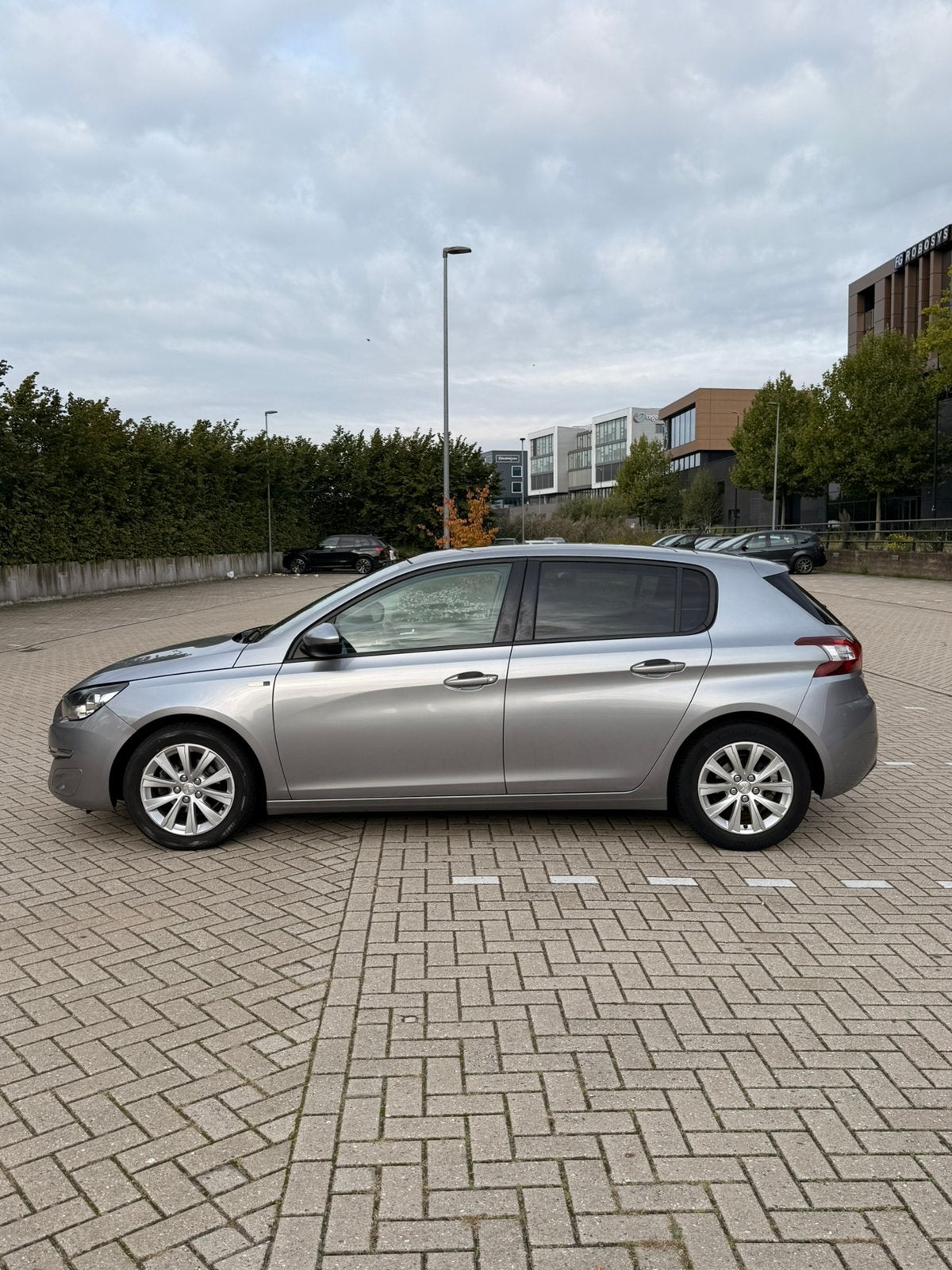 Foto 3 van Peugeot 308 1.2E-THP 81/110 5-D 2016 Grijs CARPLAY PANO