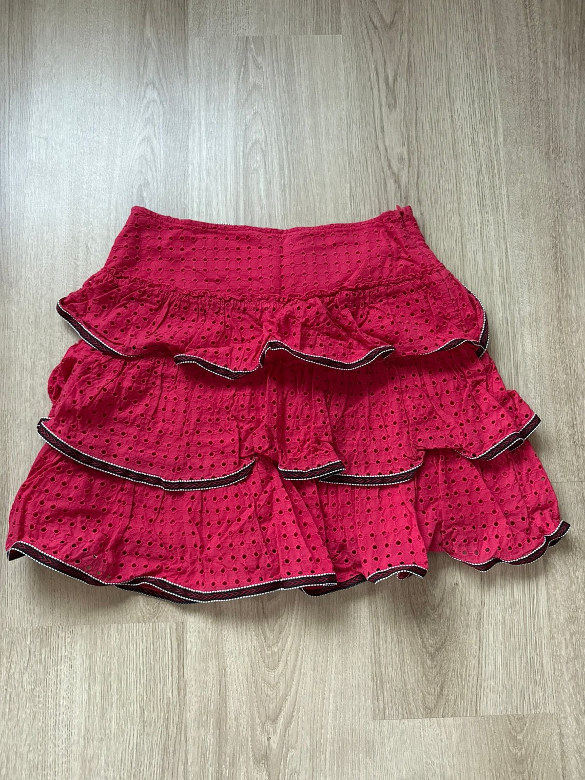 NIKKIE rode plooirok met zwarte details – maat 36, Kleding | Dames, Ophalen of Verzenden, Maat 36 (S), Gedragen, Boven de knie