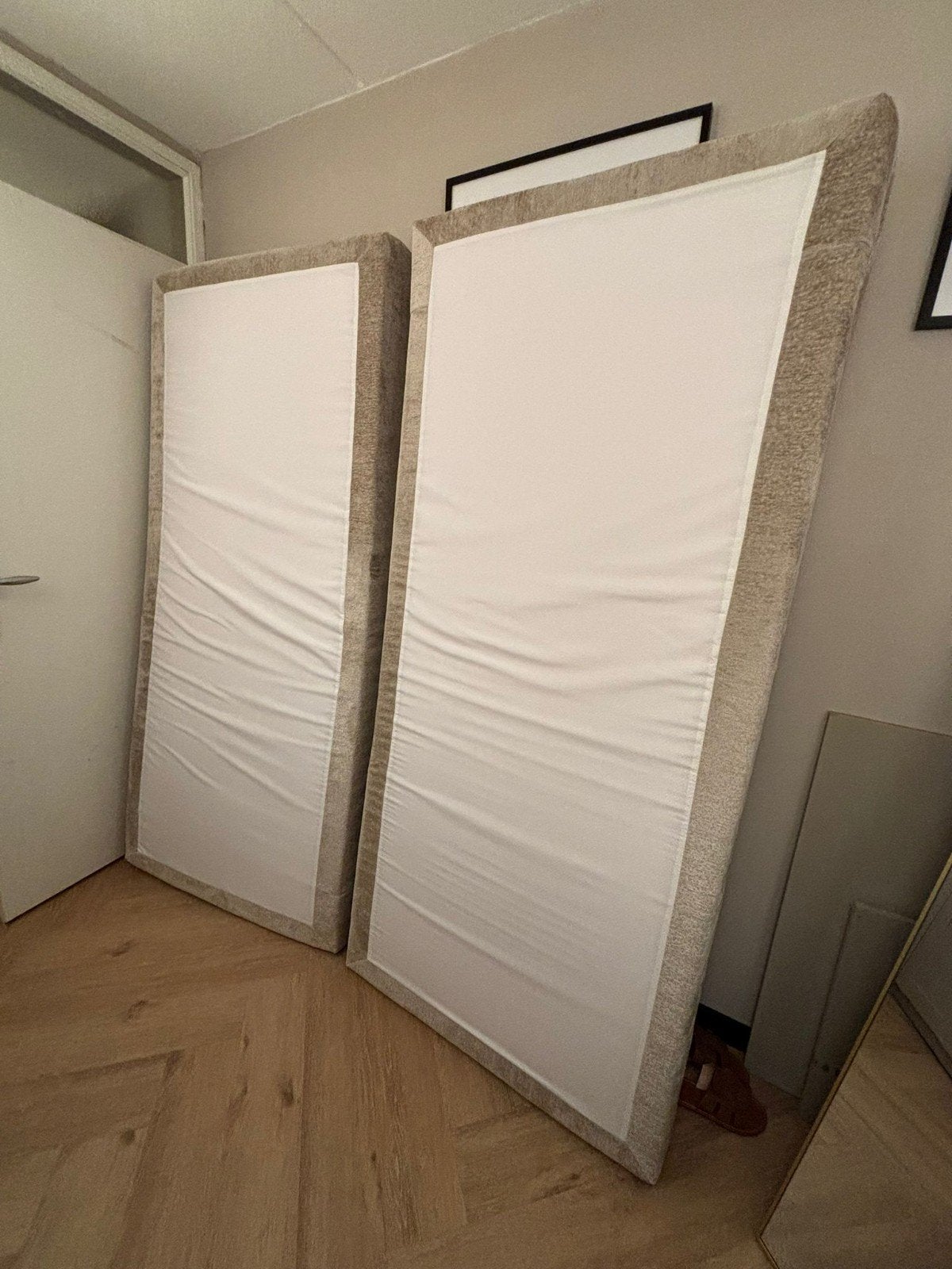 Twee eenpersoons boxspringmatras, beige, zo goed als nieuw, Ophalen, 90 cm, Eenpersoons, Beige