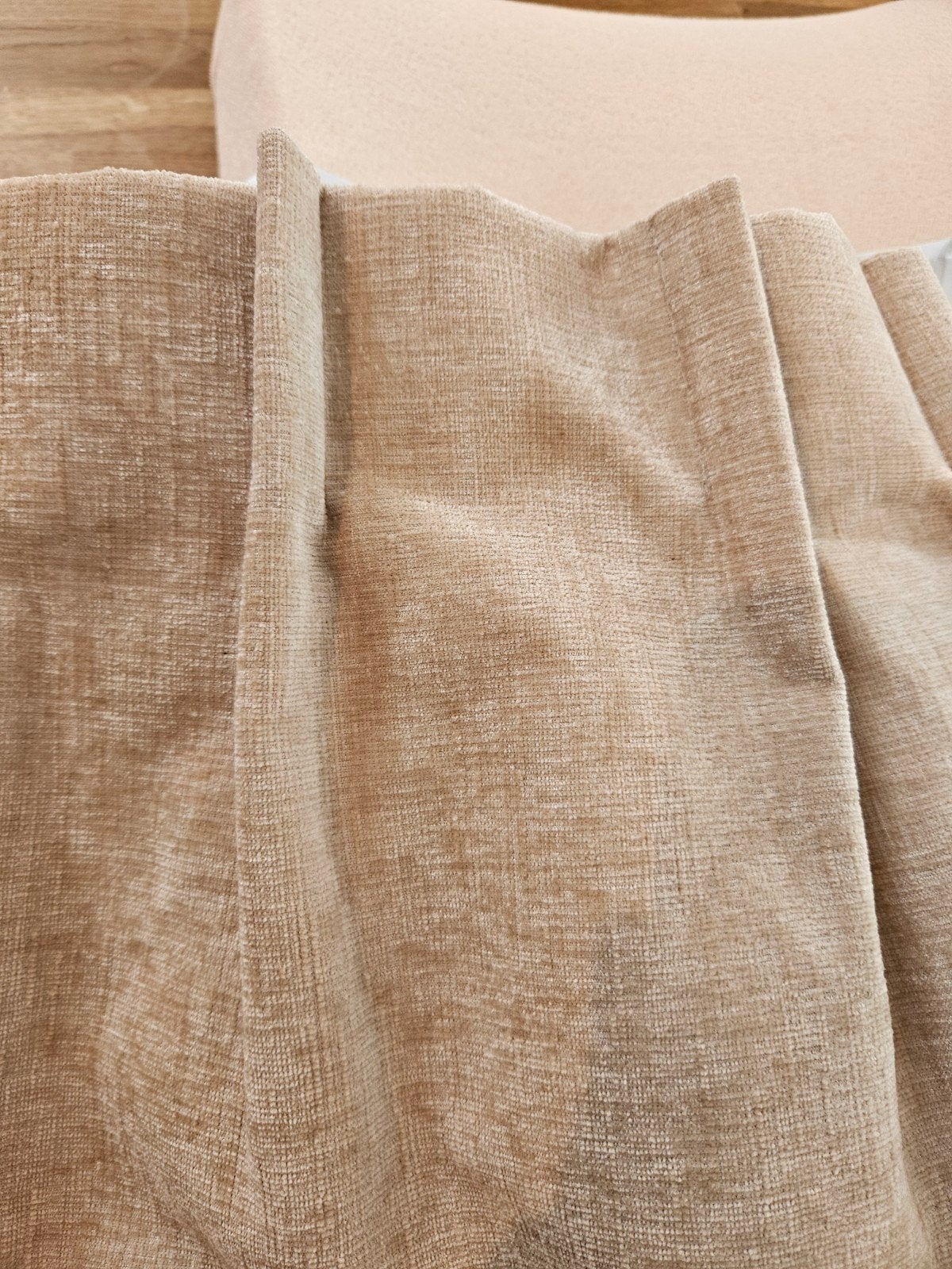 Zandkleurige velours gordijnen met plooiafwerking, Huis en Inrichting, Stoffering | Gordijnen en Lamellen, Ophalen, Plooiafwerking