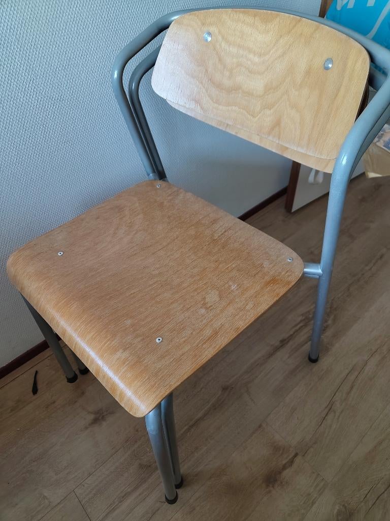 2 oude school stoelen, Ophalen, Twee, Bruin, Vintage