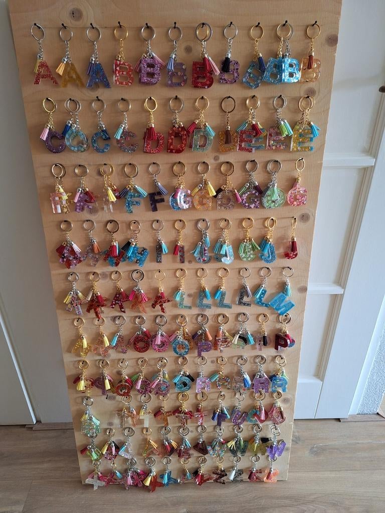 180 Epoxy sleutelhangers (A-Z) met Displaybord voor Markt/Br, Verzamelen, Sleutelhangers, Ophalen, Nieuw, Overige typen