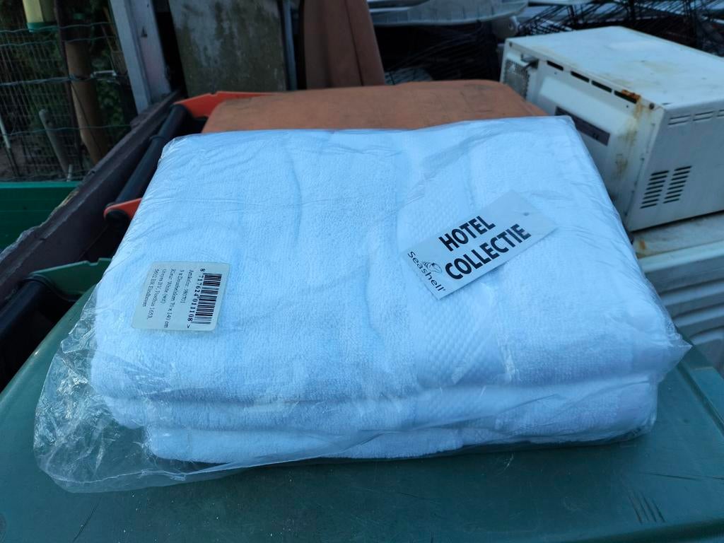Witte handdoeken 'Hotel Collectie' - Zo goed als nieuw, Ophalen of Verzenden, Zo goed als nieuw, Wit, Handdoek