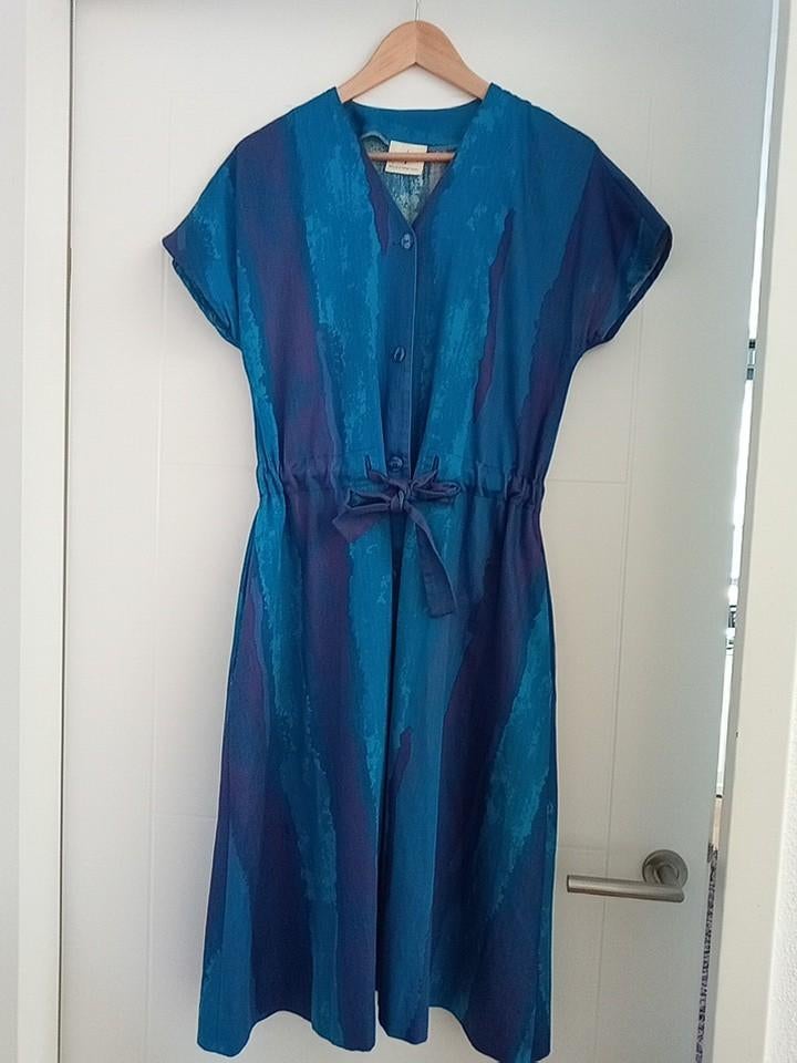 M Prachtige jurk in blauw en paars tinten merk Finnfashion, Kleding | Dames, Jurken, Zo goed als nieuw, Maat 38/40 (M), Blauw