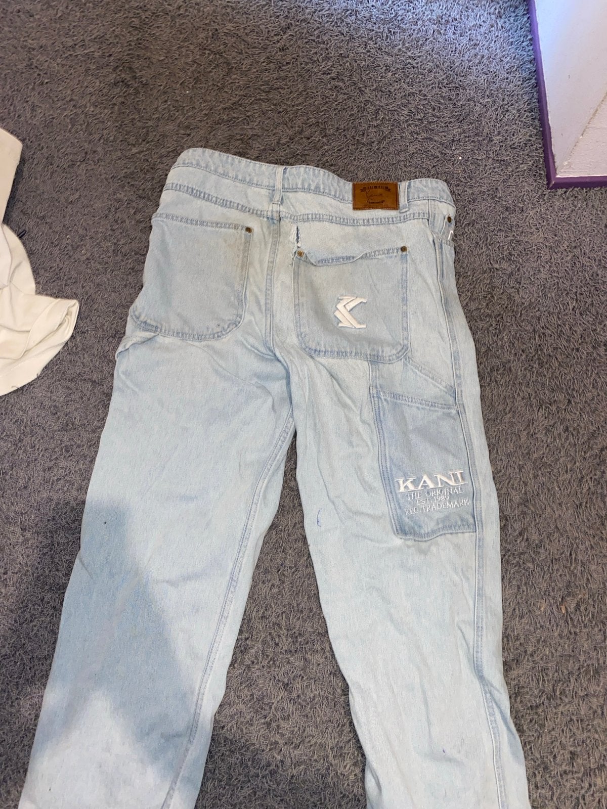 Karl Kani spijkerbroek maat M gescheurd aan de achterkant, Ophalen of Verzenden, Gedragen, Blauw, W32 (confectie 46) of kleiner