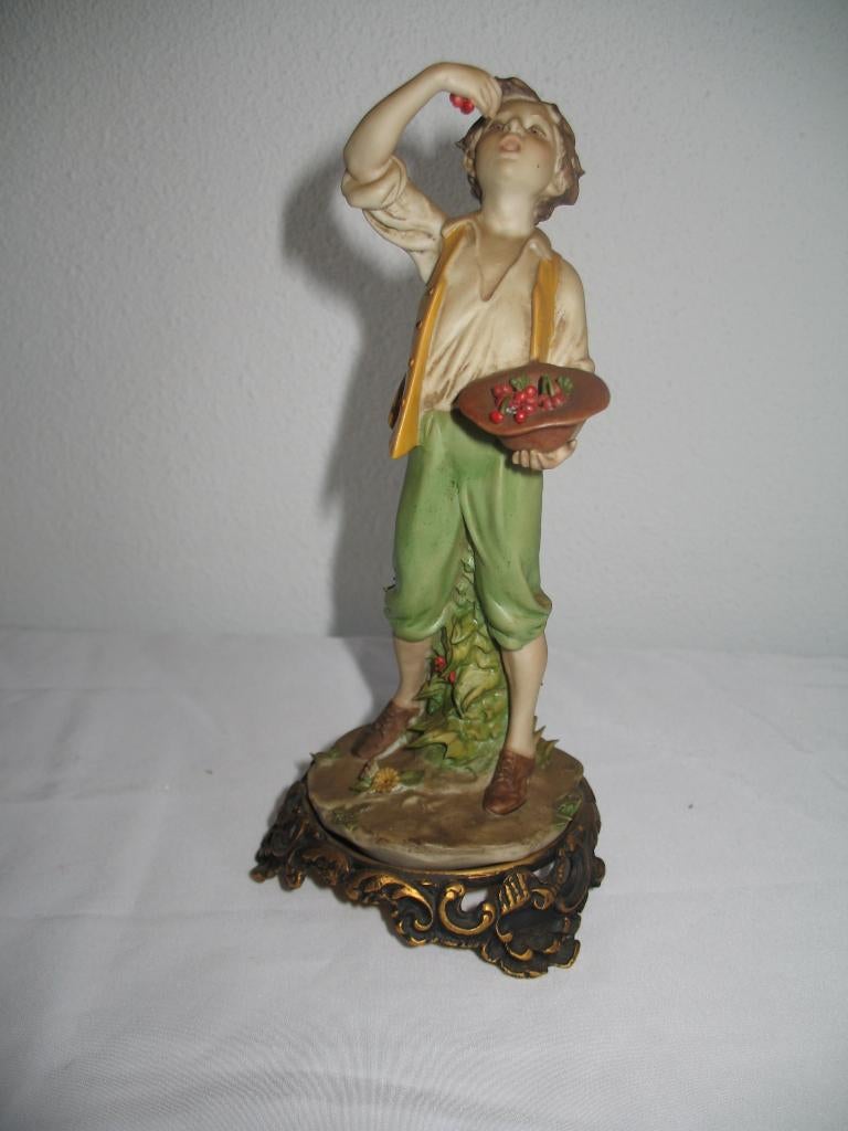 Porselein Capodimonte Jongen eet Fruit Italy Vintage, Antiek en Kunst, Antiek | Porselein, Ophalen of Verzenden