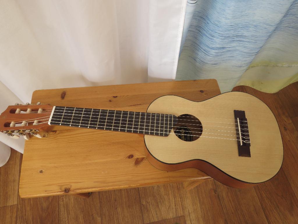 yamaha 6 snarige guitalele  met een beschadiging, Ophalen of Verzenden, Gebruikt, Overige typen
