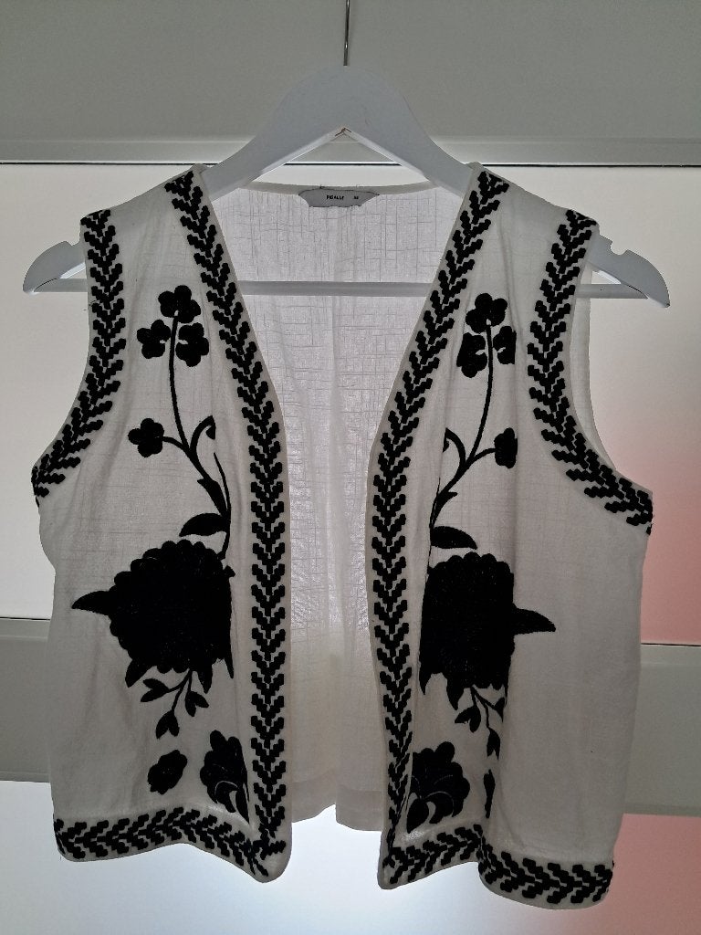 Wit met zwart borduursel gilet, Wit, Pigalle, Ophalen of Verzenden, Zo goed als nieuw