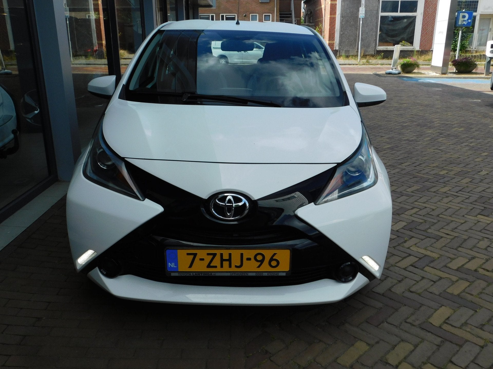 Toyota Aygo 1.0 VVT-i x-play (bj 2015), Auto's, Voorwielaandrijving, Stof, Gebruikt, 4 stoelen