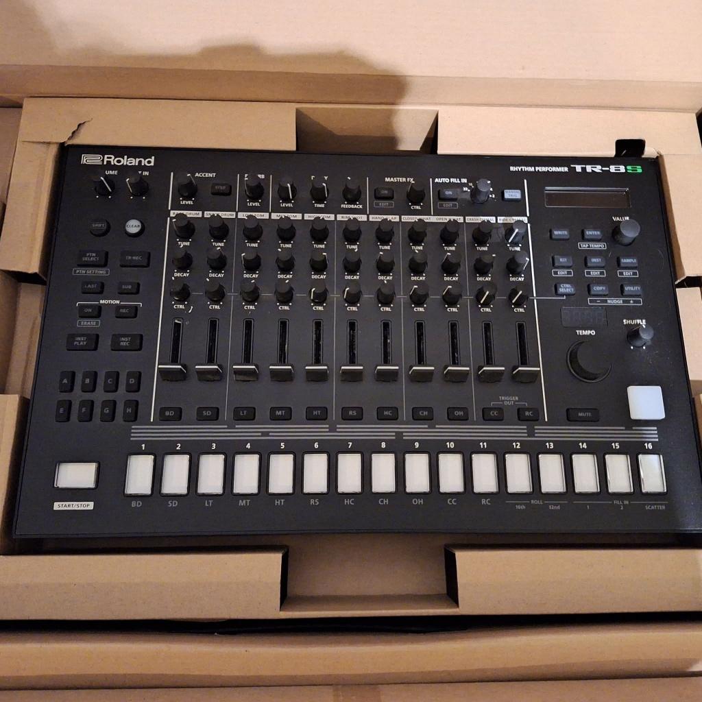 Roland TR-8S Drum Computer incl. standaard, Muziek en Instrumenten, Drumcomputers, Ophalen of Verzenden, Zo goed als nieuw, Roland