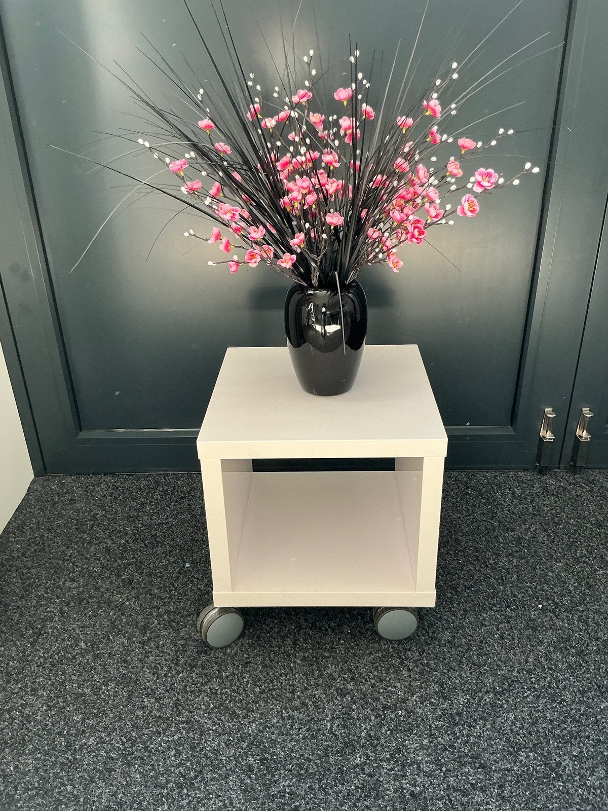 Witte bijzettafel op wielen – modern, praktisch & veelzijdig, Overige materialen, Minder dan 45 cm, Ophalen of Verzenden, Zo goed als nieuw