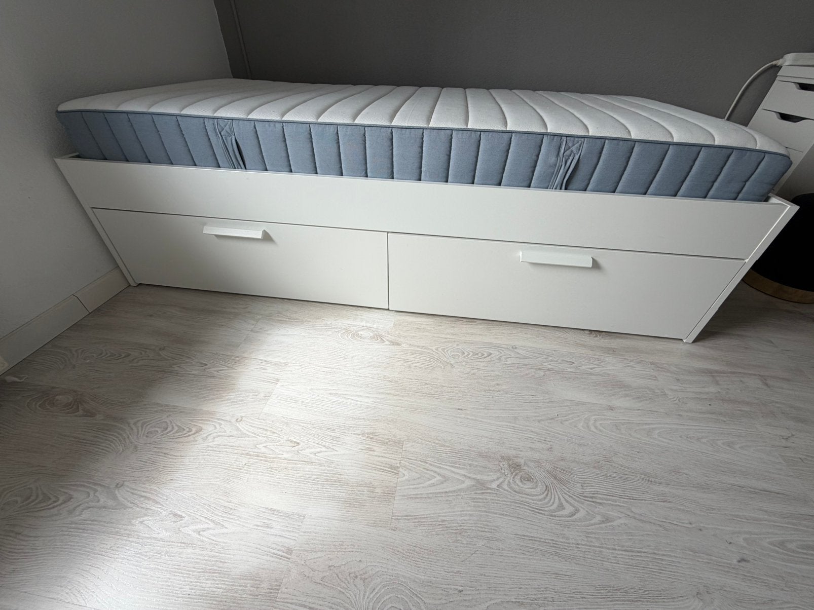 Te koop eenpersoons bed met lades, Ophalen of Verzenden, Zo goed als nieuw, Eenpersoons, 90 cm