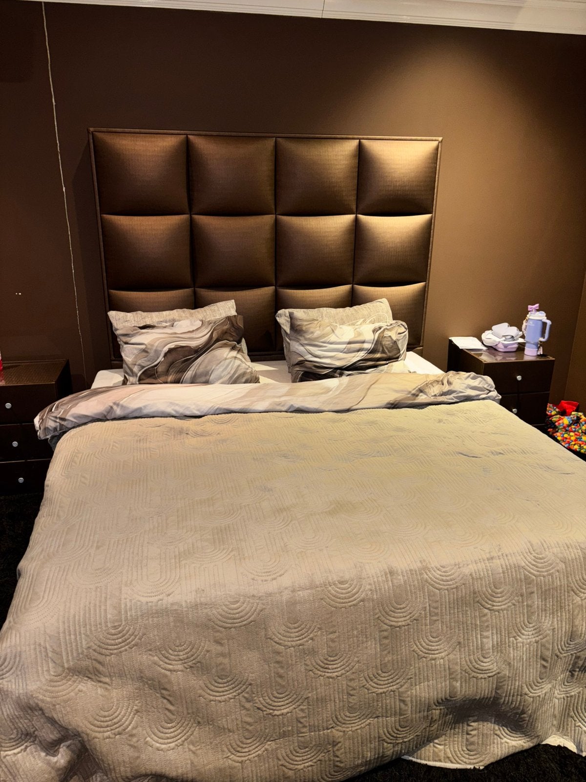 Bruin bed met hoofdbord, 2 nachtkastjes en opbergbank, Ophalen, Gebruikt, Bruin, Tweepersoons