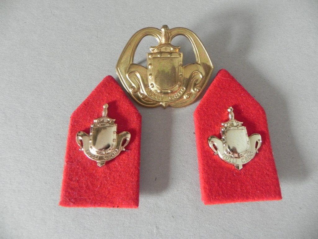 Baretembleem en 2 rode kraagspiegels wapen Infanterie., Ophalen of Verzenden, Landmacht, Nederland, Embleem of Badge