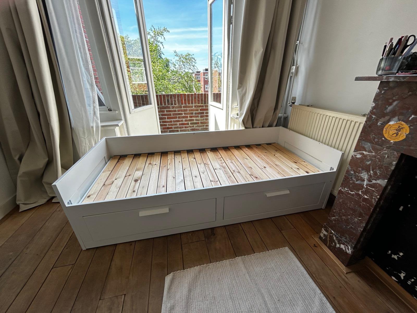 Ilea Brimnes bedbank, Huis en Inrichting, Slaapkamer | Bedden, Ophalen, Wit, Tweepersoons, Zo goed als nieuw