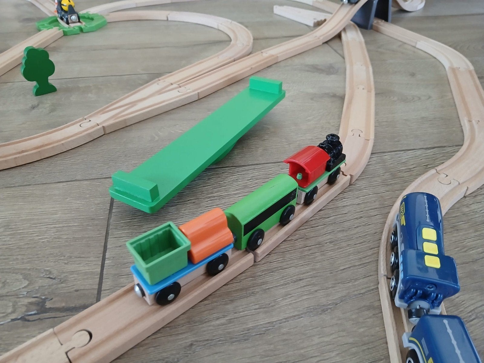 Houten treinbaan uitgebreid Ikea/Brio/Lidl, Ophalen, Zo goed als nieuw