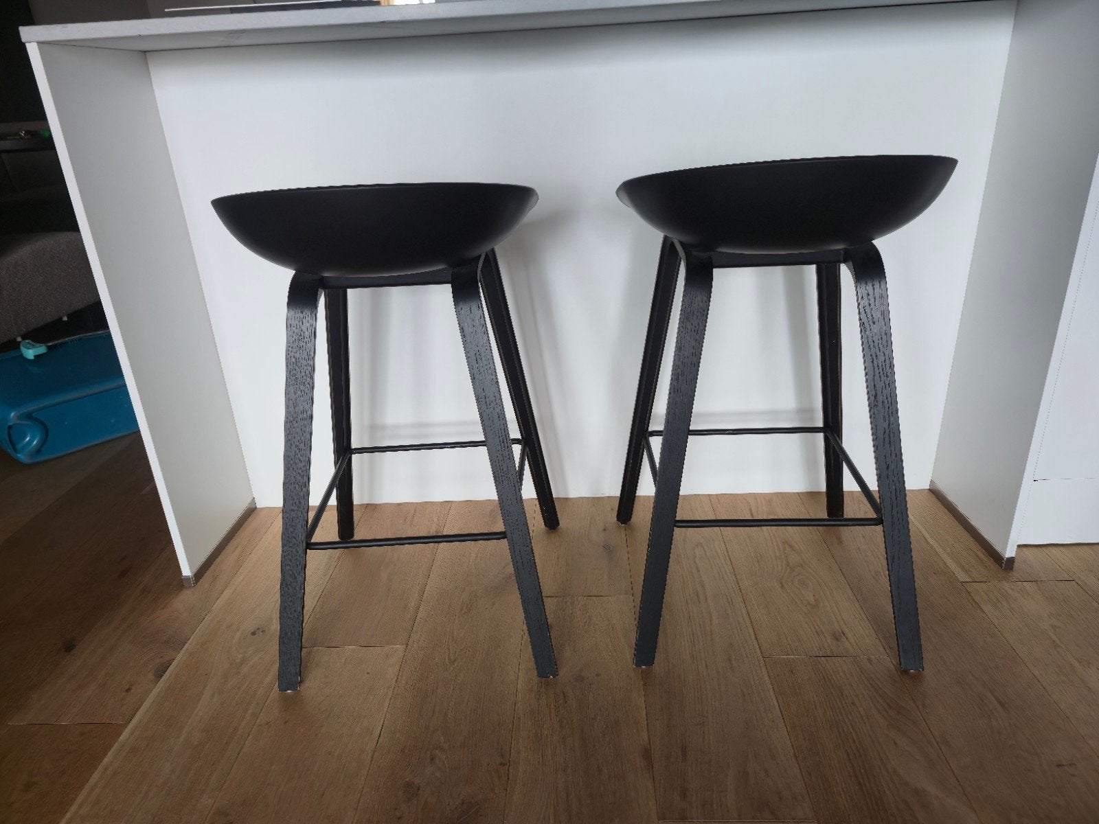2x HAY AAS23 barkrukken - Zwart, Huis en Inrichting, Hout, Met voetsteun, 60 tot 90 cm, Ophalen of Verzenden