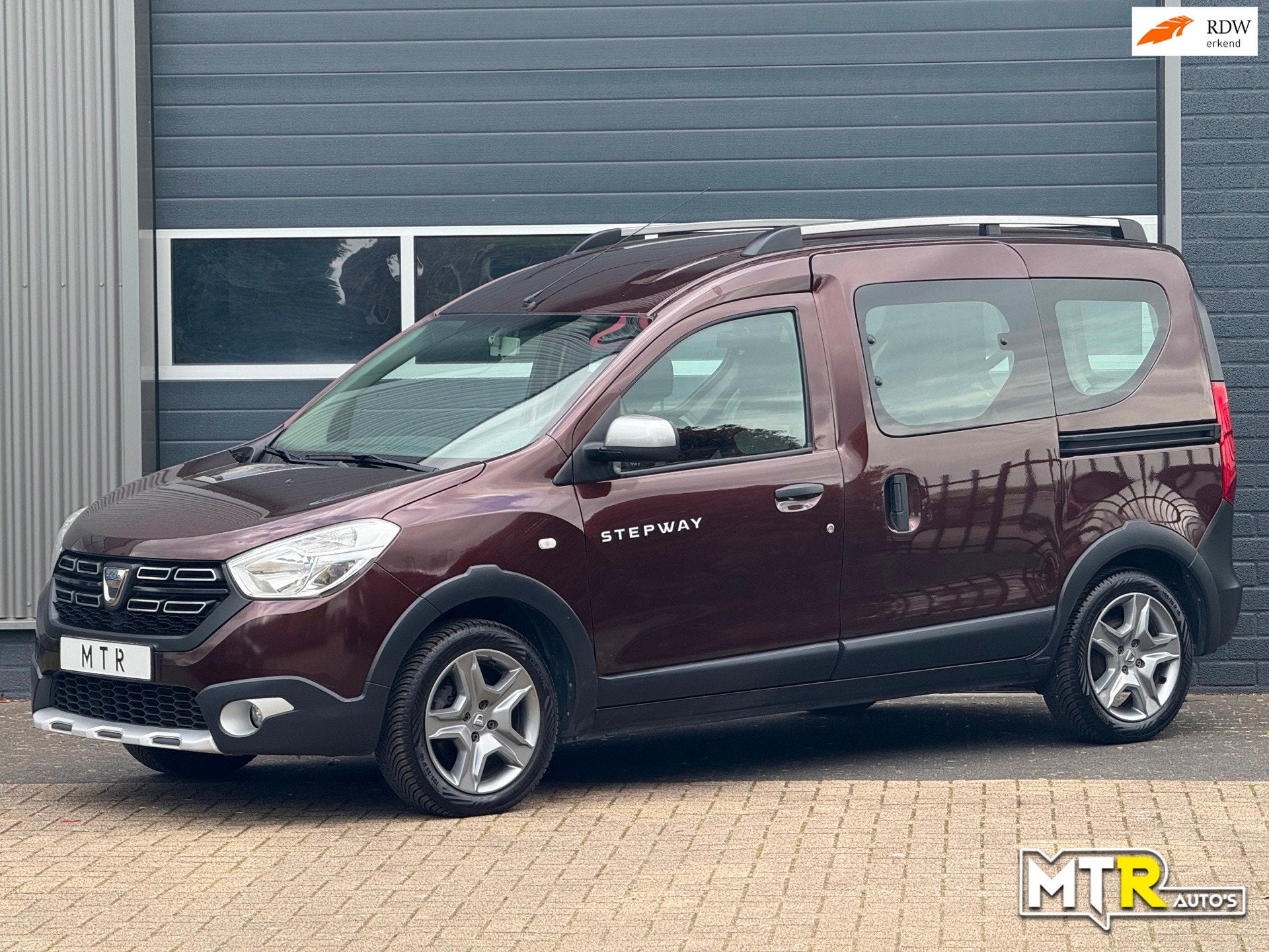 Dacia Dokker 1.2 TCe S&S Série Limitée Stepway CRUISE|AIRC, Voorwielaandrijving, Stof, Gebruikt, Zwart