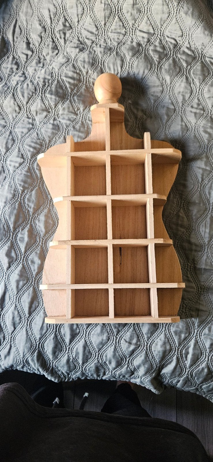 Houten wandrekje in paspopvorm voor beeldjes/spulletjes, Ophalen of Verzenden, Zo goed als nieuw, Bruin, Hout
